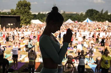 Приветствие солнцу, лету и здоровому образу жизни: в Москве отметили 9-тый Международный день йоги