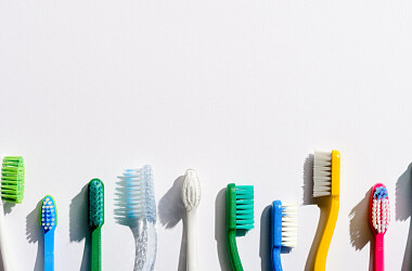 Как правильно выбрать зубную щетку: советы от врача-пародонтолога
